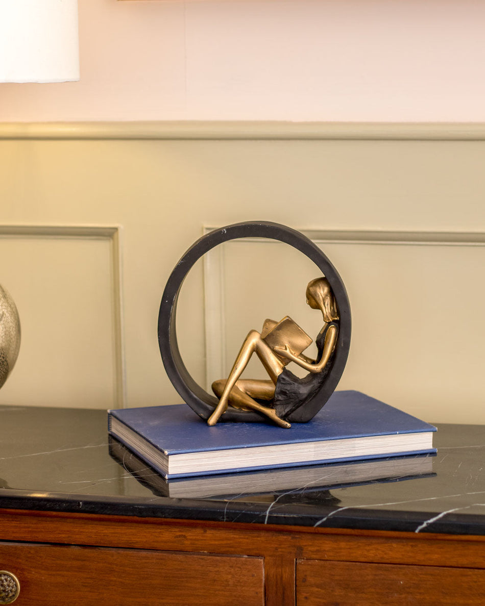 ReadingGrace - Udsmykket statue af en pige, der læser en bog, til et moderne rum