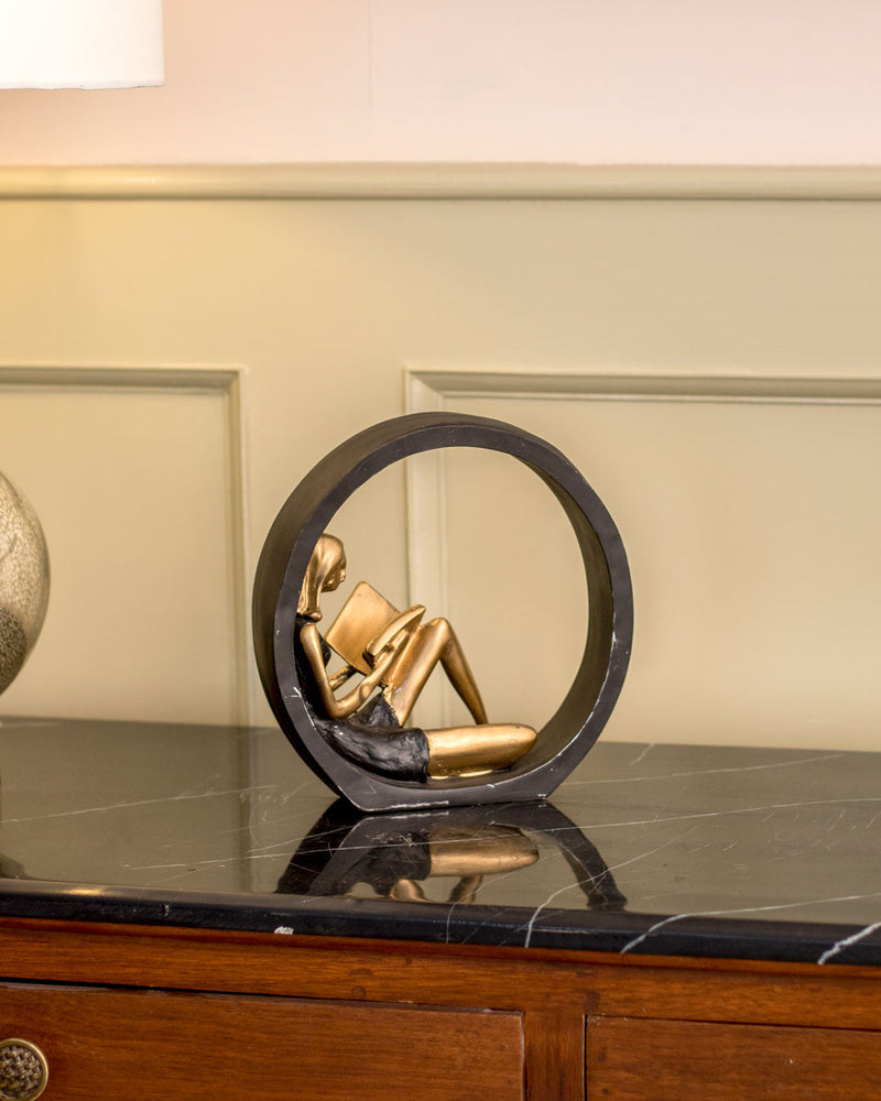 ReadingGrace - Udsmykket statue af en pige, der læser en bog, til et moderne rum