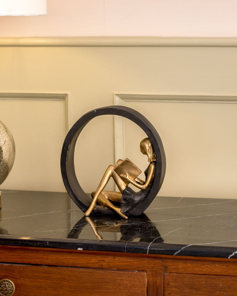ReadingGrace - Udsmykket statue af en pige, der læser en bog, til et moderne rum