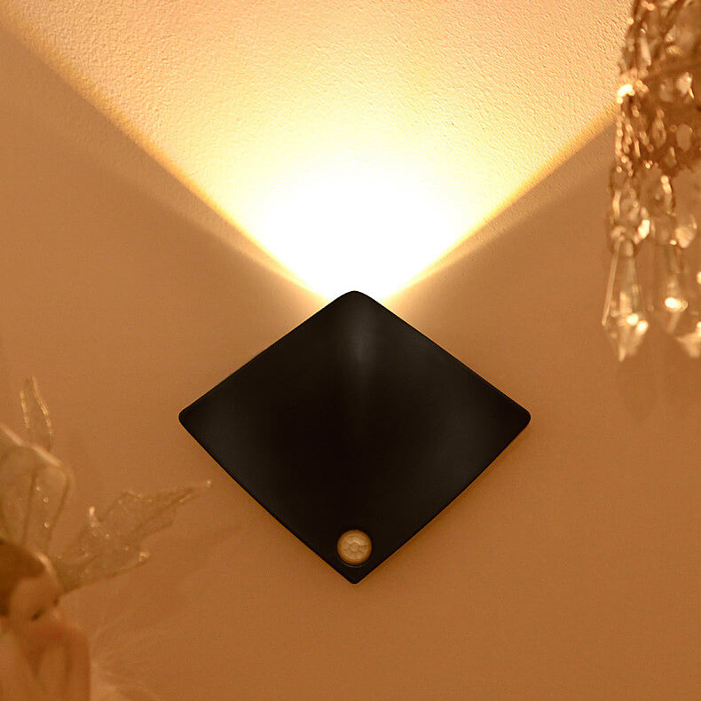 RayGlow – Moderne Rokkeformet LED Væglampe