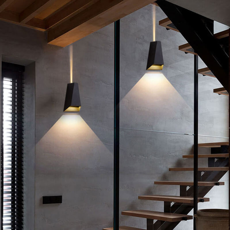 UpDownLume – Moderne Trapezformet Udendørs LED Væglampe