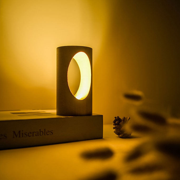 LumiGlow – Elegant cylindrisk bordlampe med oval udskæring til blød belysning