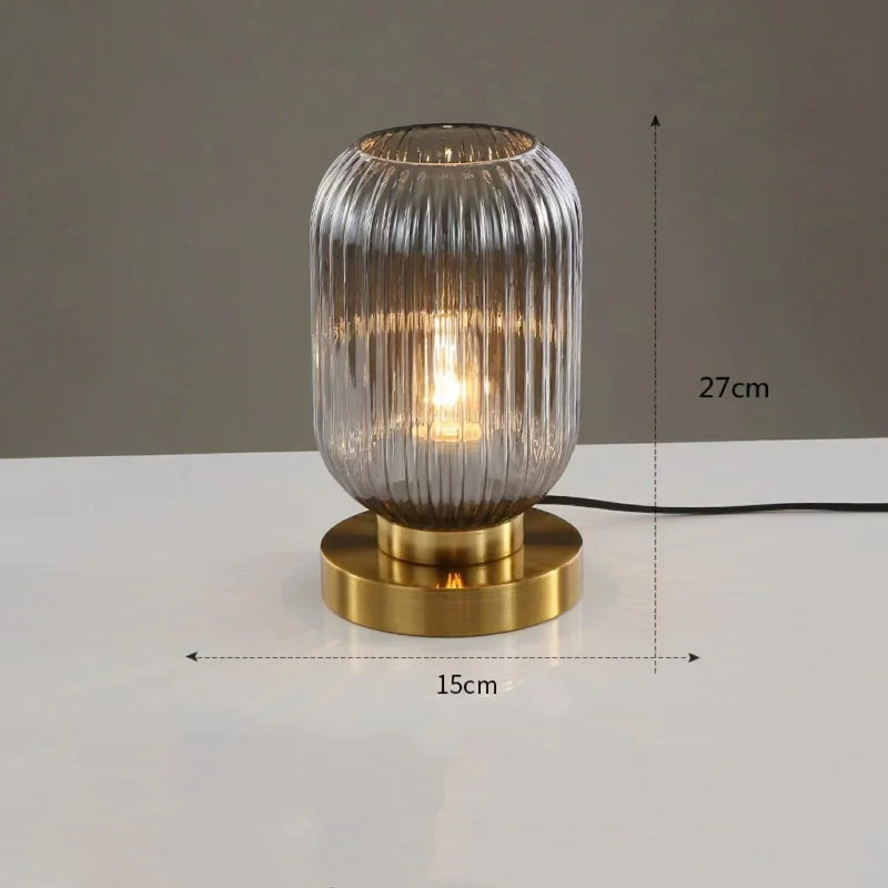 AuraGlow - Elegant bordlampe med ribbede detaljer og omgivende lys der skaber et beroligende rum