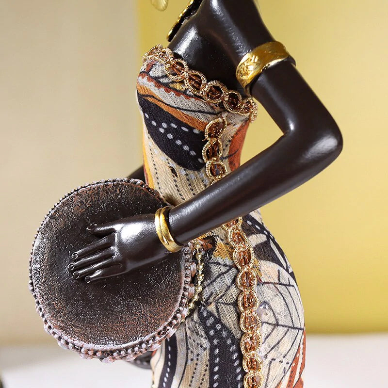 RhythmMuse - Skulptur af afrikansk kvindelig musiker med levende detaljer
