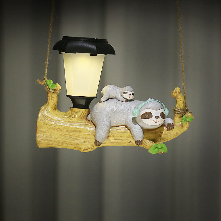 SlothGlow – Legende Udendørs Væglampe med To Dovendyr Hvilede på en Gren