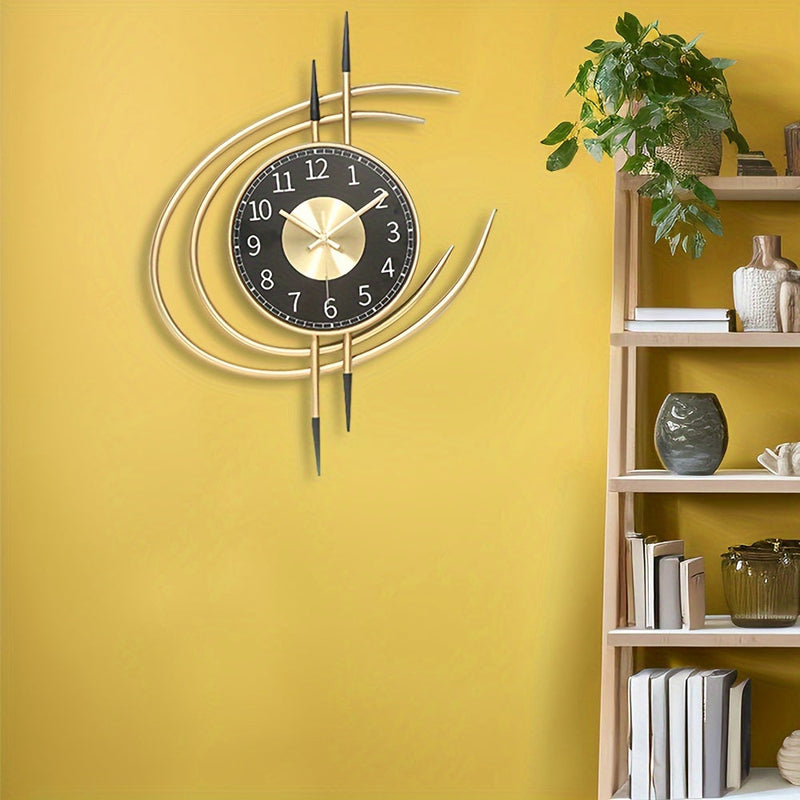 StellarArc – Stille, kunstnerisk vægur med skulpturelt design i sort og guld