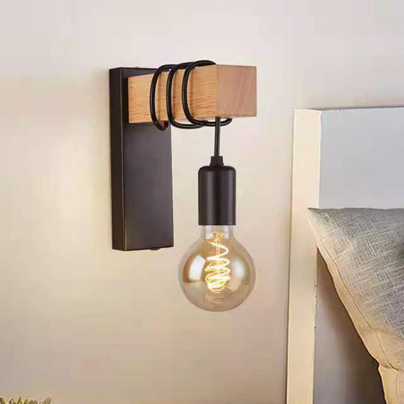 IronGlow – Industriel væglampe i sort metal med pære-design