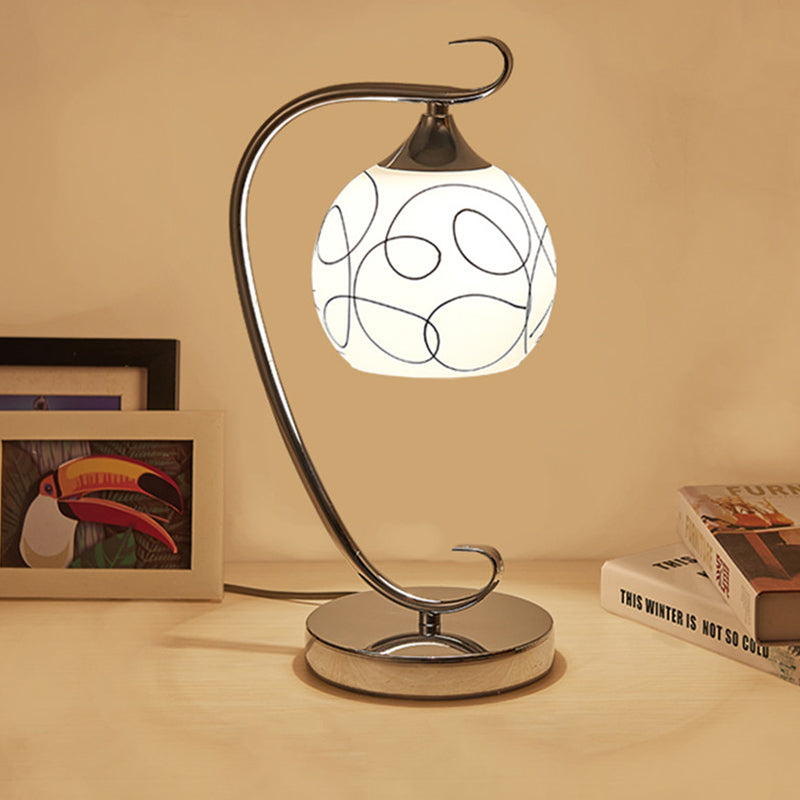 GlowBall - Klassisk hvid kuglebordlampe for tidløs elegance og blød belysning