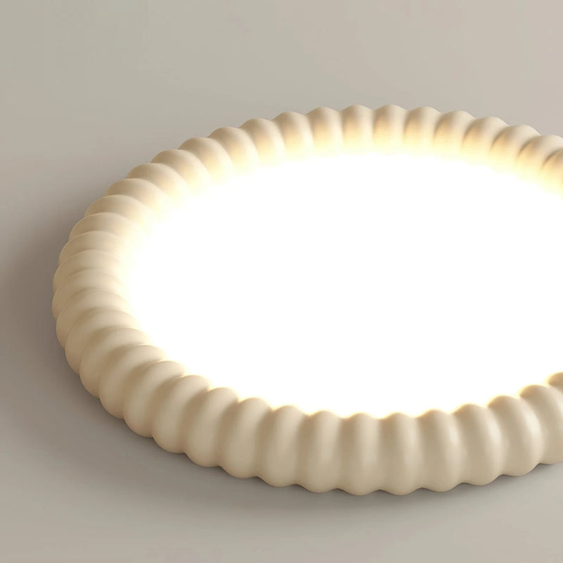 ZenHalo – Loftlampe med krusningsinspireret form og rolig belysning ovenfra