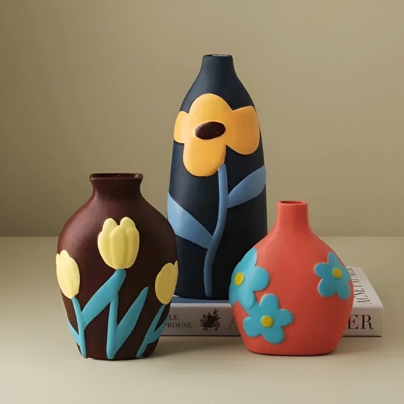 BloomBold – Håndmalet Keramisk Vase med Blomstermotiv i Flere Farver