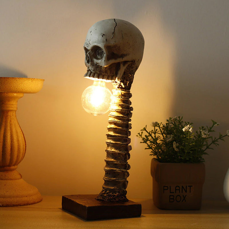 BoneChill - Horror Skull Lampe Med Glødende Ojne og Rygsøjle Design