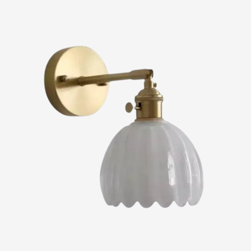 FloraGlow – Væglampe med justerbart buet stativ og blomsterinspireret design