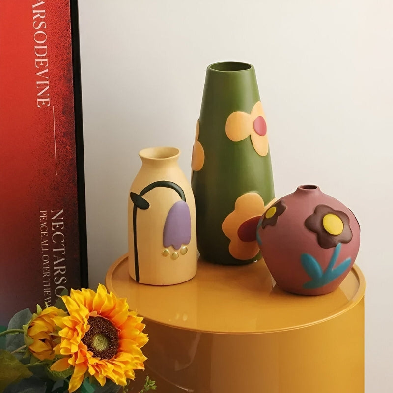BloomBold – Håndmalet Keramisk Vase med Blomstermotiv i Flere Farver