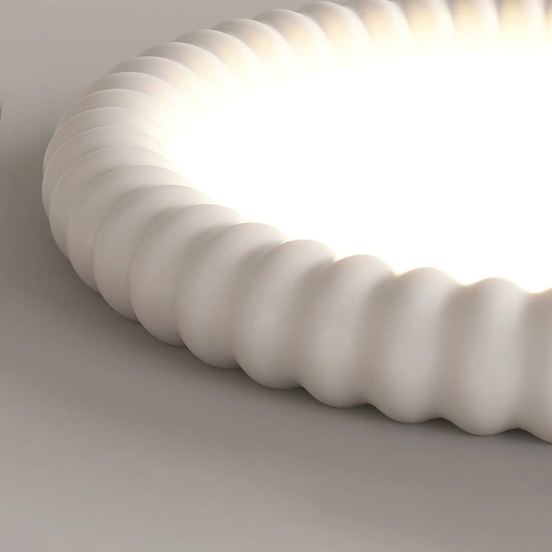 ZenHalo – Loftlampe med krusningsinspireret form og rolig belysning ovenfra
