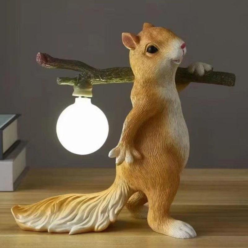SquirrelGlow – Sød egern bordlampe med blødt lys for en hyggelig atmosfære