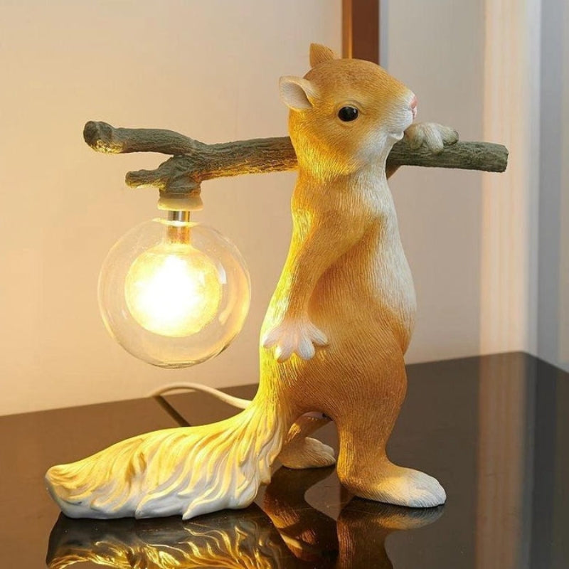 SquirrelGlow – Sød egern bordlampe med blødt lys for en hyggelig atmosfære