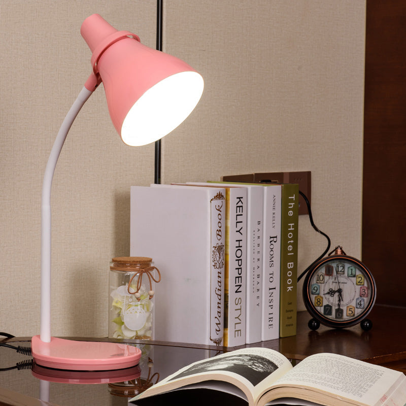 MacaronGlow – Elegant skrivebordslampe med justerbar hornformet skærm