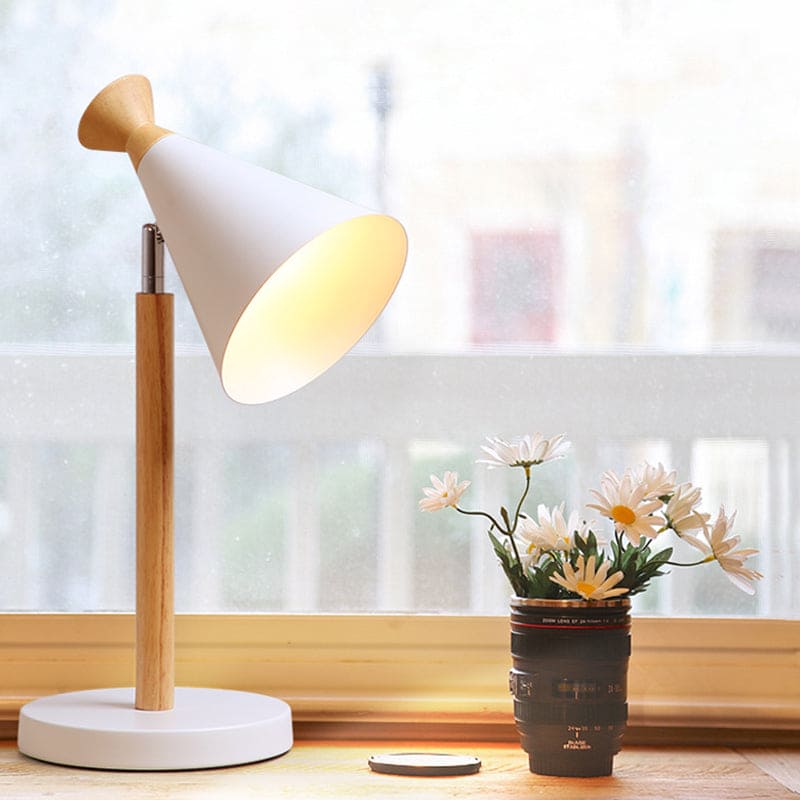 WoodGlow - Moderne rustik lampe med elegant konisk design og energieffektiv LED-belysning