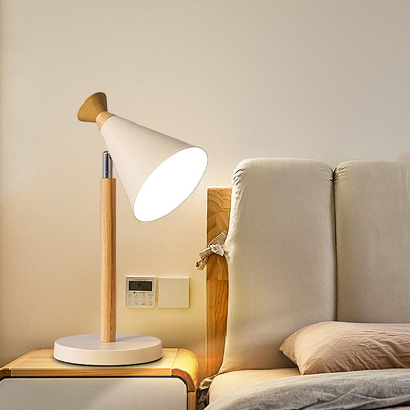 WoodGlow - Moderne rustik lampe med elegant konisk design og energieffektiv LED-belysning