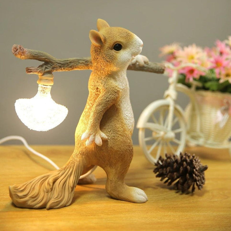 SquirrelGlow – Sød egern bordlampe med blødt lys for en hyggelig atmosfære