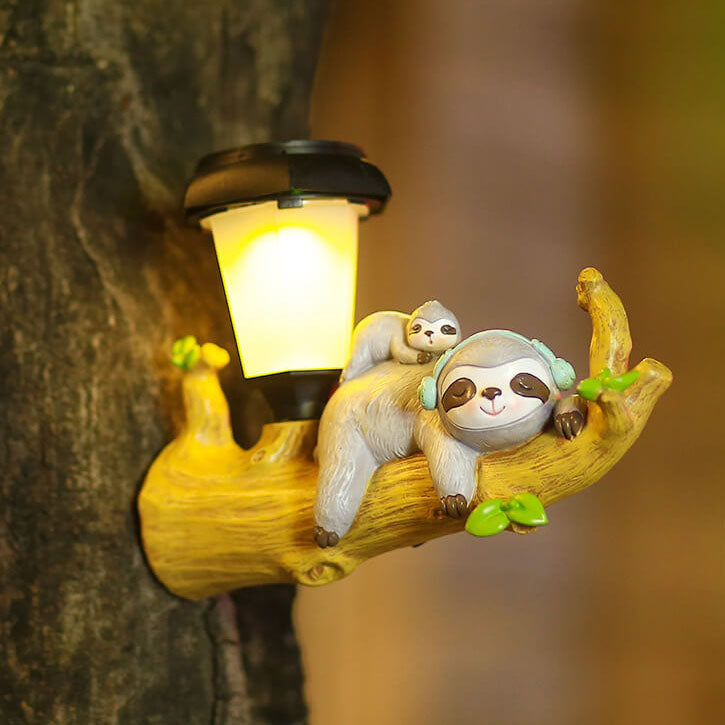 SlothGlow – Legende Udendørs Væglampe med To Dovendyr Hvilede på en Gren
