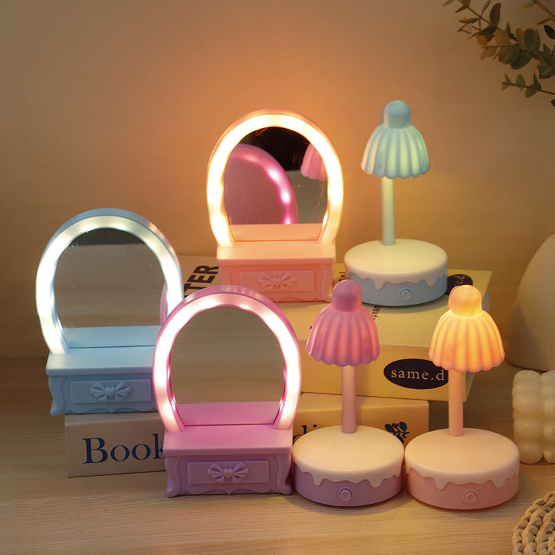 BloomLume – LED bordlampe med blomsterform og spejldesign