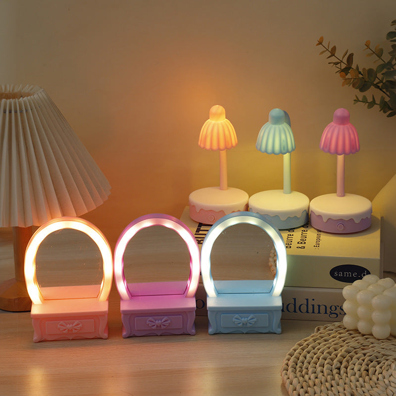 BloomLume – LED bordlampe med blomsterform og spejldesign