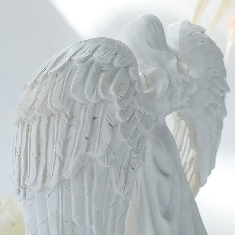 LumiGlow – Elegant englefigur med lysestage for et fredfyldt dekorativt touch