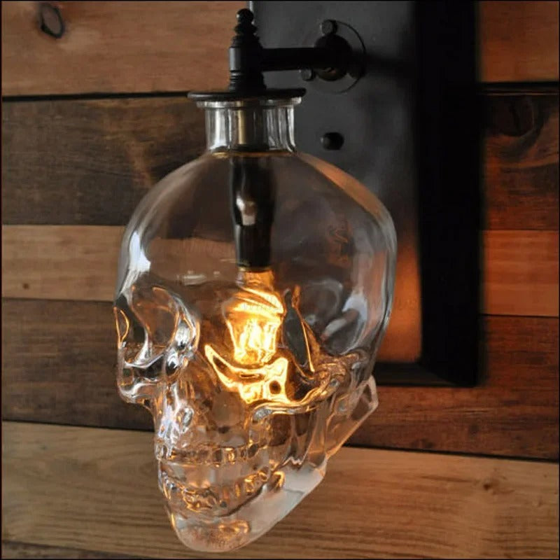 SkullGlow - Glass Skull Pendel med LED-pære til gotisk stemning