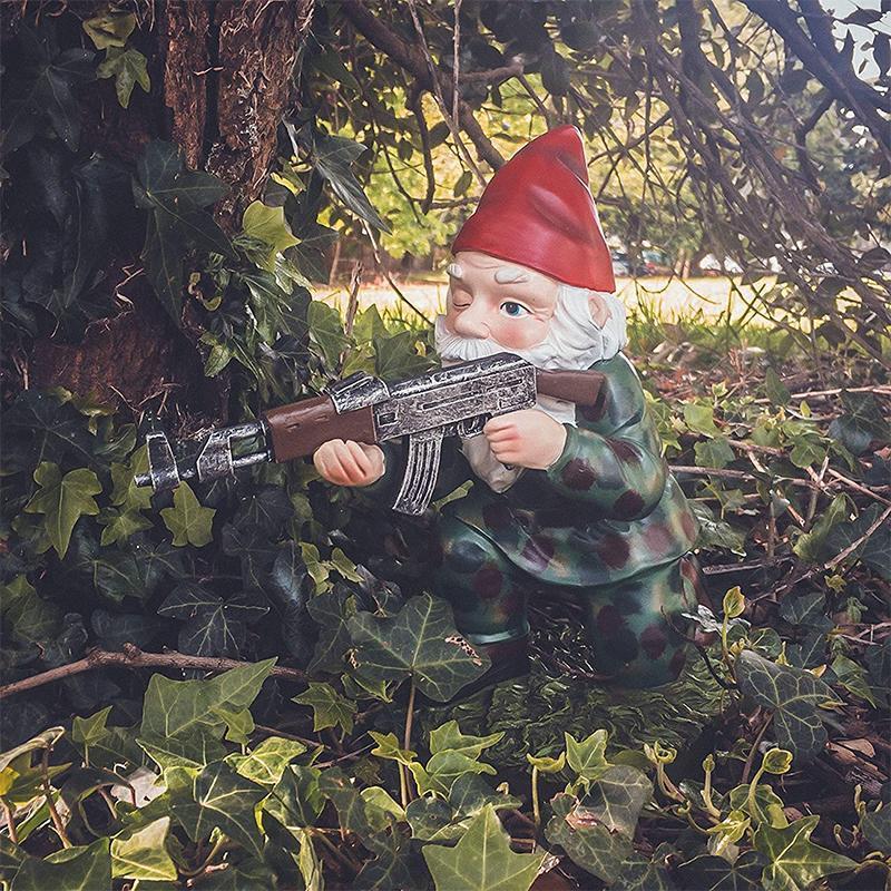 GuardGnome - legende havestatue med AK47-design