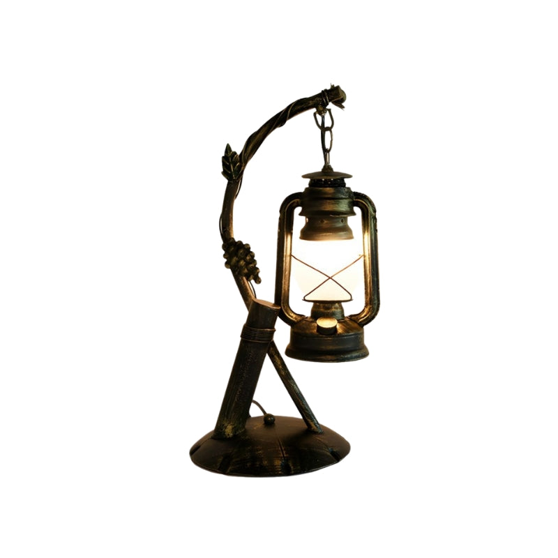 OpalForge – Moderne industrielt messingbordlampe med opalglasskærm