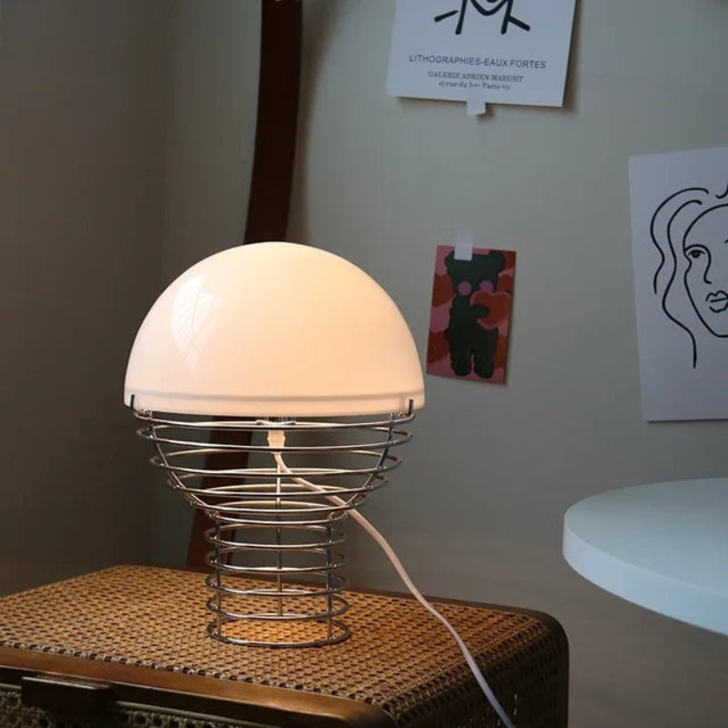 GlowPop – Legesyg kuppelformet bordlampe med skulpturel åben rammefod