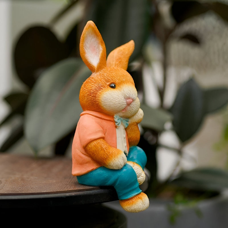 BunnyMuse - Ornament med siddende kaninskulptur til finurlig og moderne skrivebords eller hyldeindretning