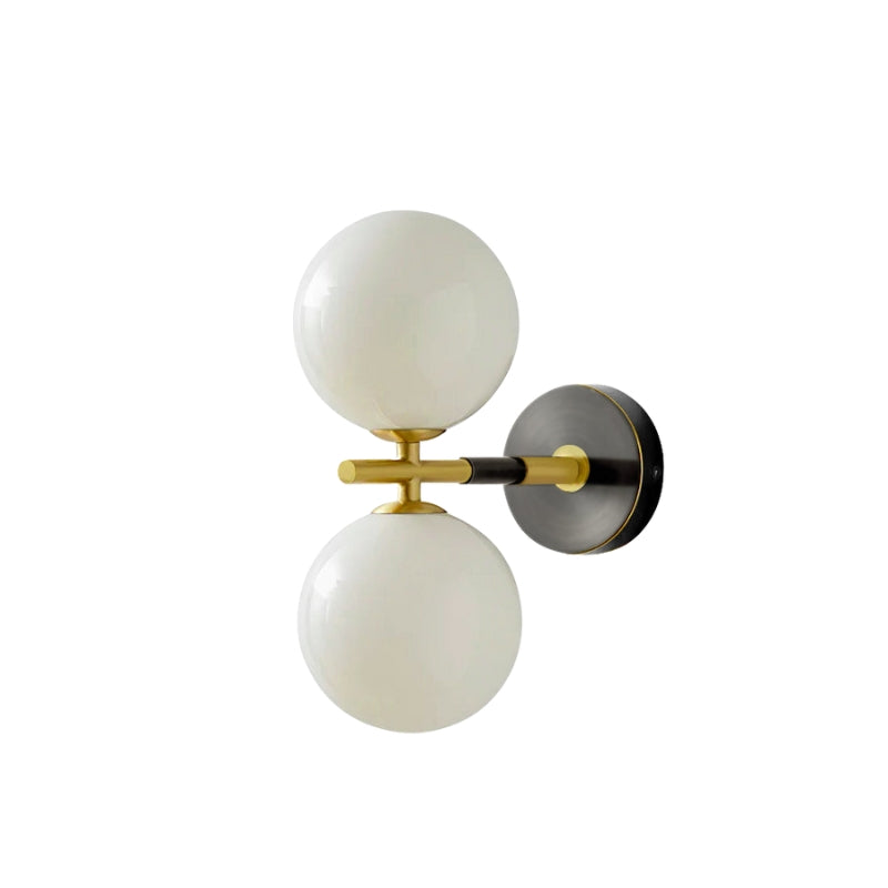 AuraBrass – Væglampe i messing med matteret glasskærm