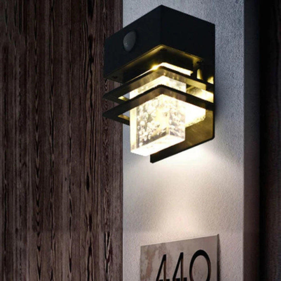 LumeSense - Moderne solcelle-væglampe med bevægelsessensor til effektiv udendørs belysning