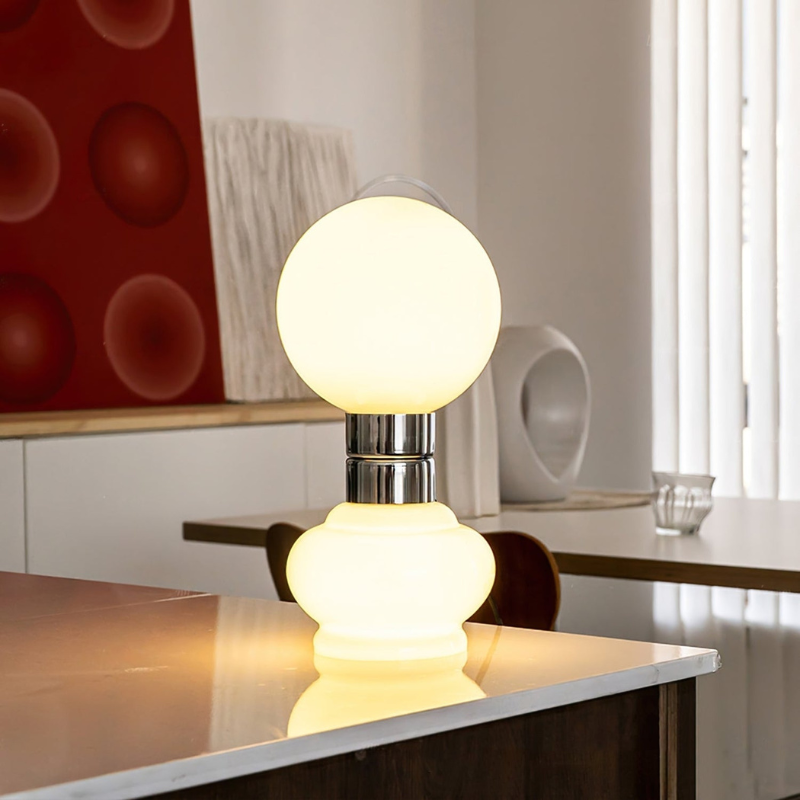 LumaGlobe – Hvid glasbordlampe med kromdetalje
