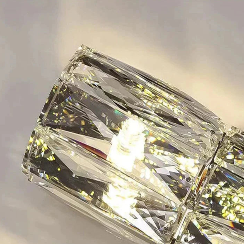 NovaGlow – Moderne lagdelt væglampe med reflekterende overfladedetaljer