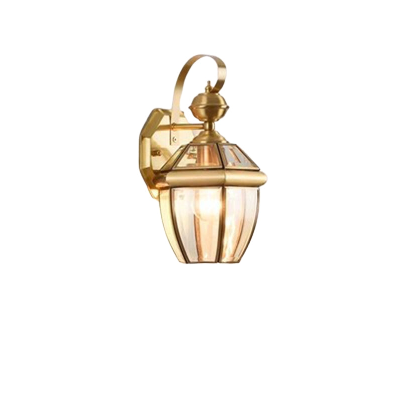FinialGlow – Klassisk Lanterne Væglampe til Udendørs Brug med Glasskærm