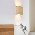 LumiTrove – Minimal trævæglampe med blød glød og elegant lodret monteringsdesign