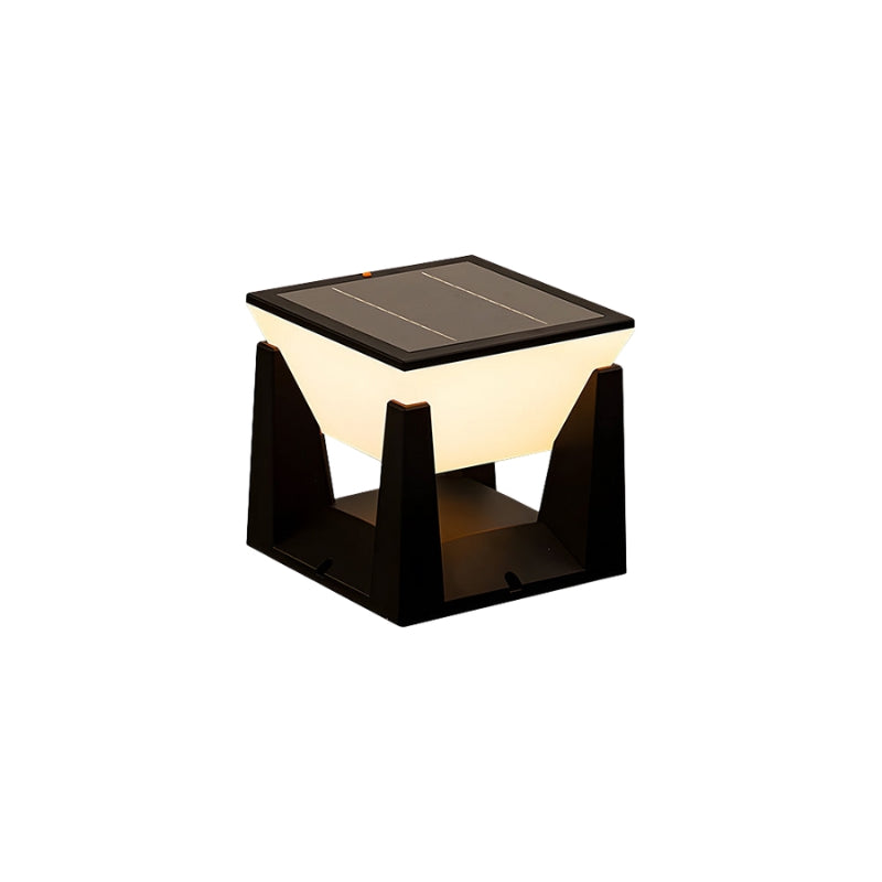 SolarGlow – Klassisk udendørslampe med solceller og geometrisk design