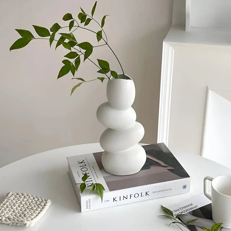 OvaForm – Stor Æggeformet Keramisk Vase til Moderne Interiør