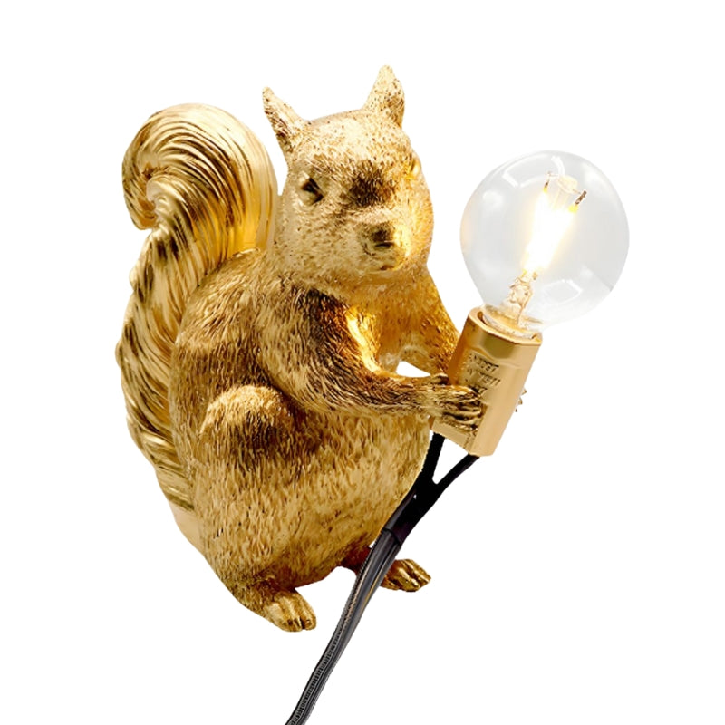 SquirrelGlow – Nordisk egern bordlampe med kunstnerisk design