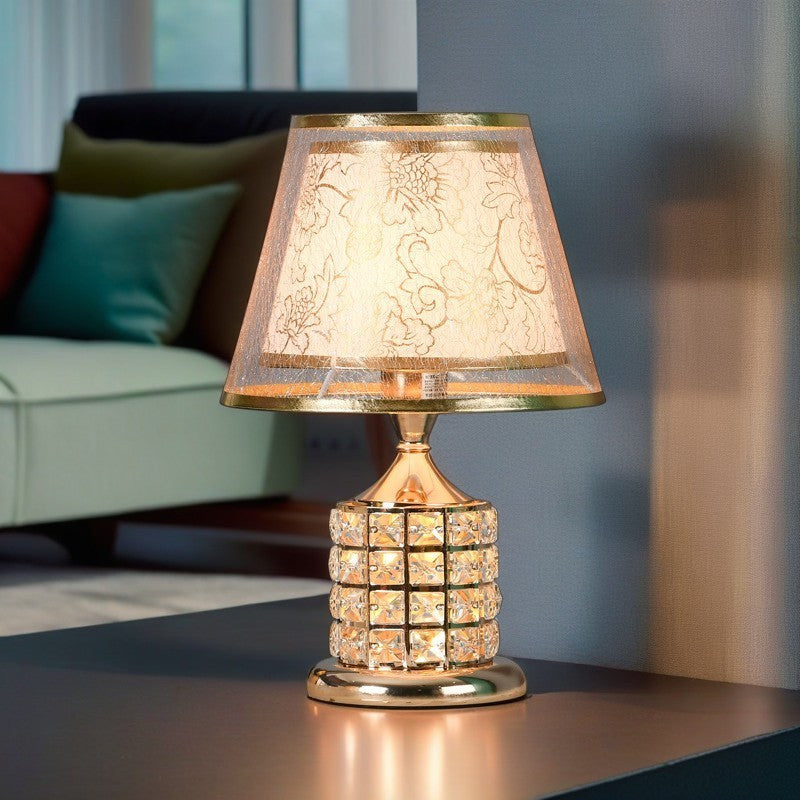 GoldenLuxe – Bordlampe med trommeskærm i stof og krystal på jernfod