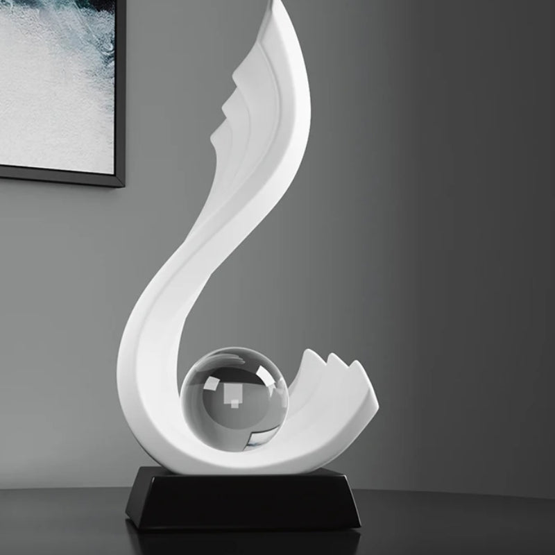 Orbelle – Kunstnerisk abstrakt skulptur med krystalklar kugle og elegant form