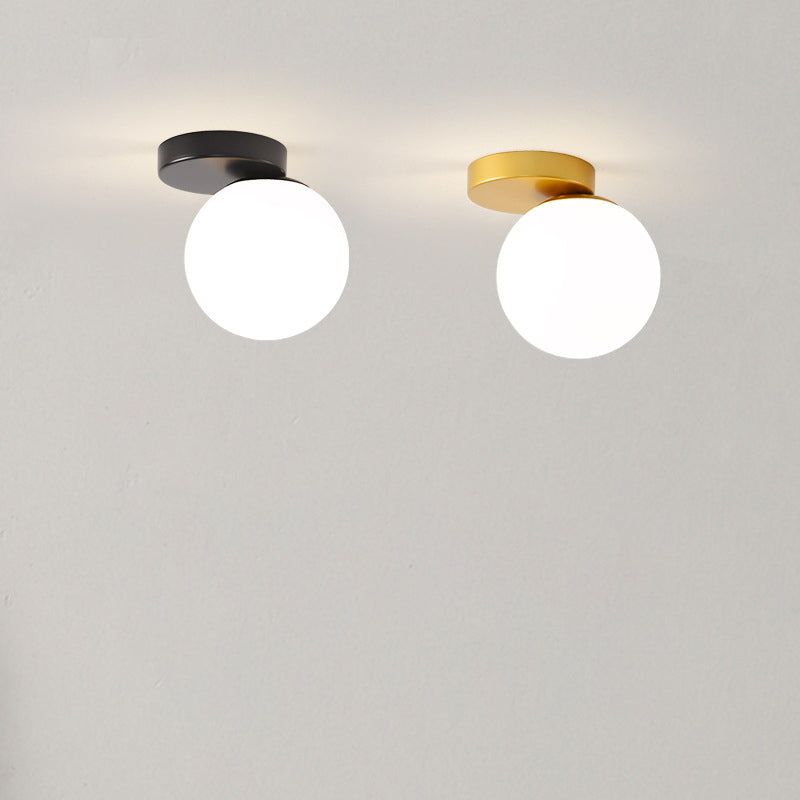 CrystalBeam – Loftlampe med kuppelformet glasskærm og jernfod (semi-flush design)