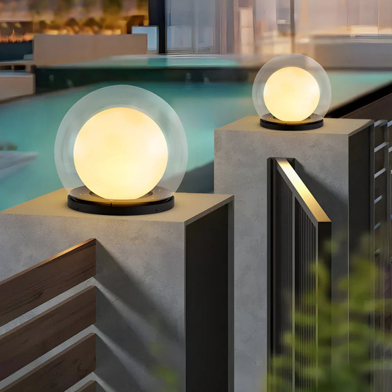 ZenGlobe – Udendørslampe med dobbeltlagskugle og minimalistisk afrundet basedesign