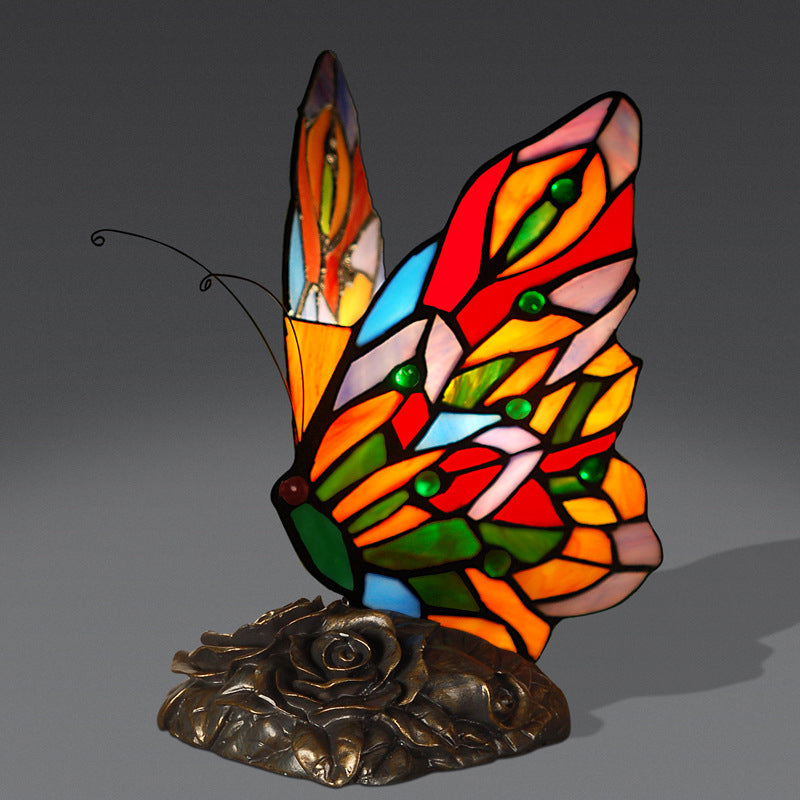 NoctiFlare – Natlampe med sommerfuglemotiv blødt lys og kunstnerisk charme