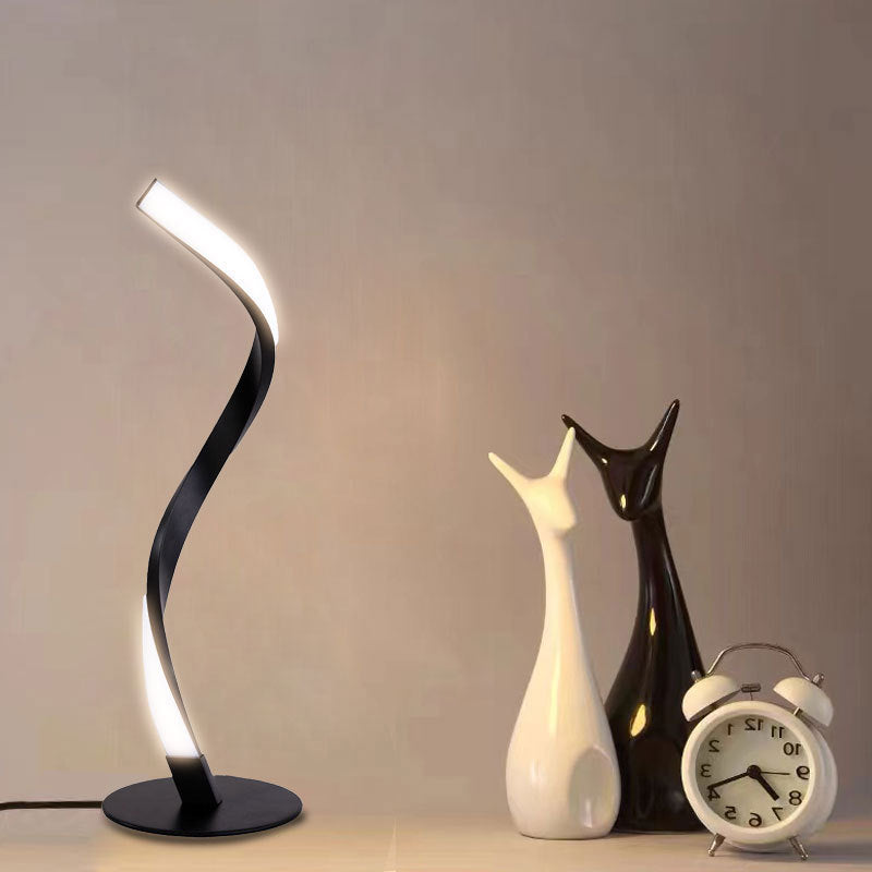 LumiTwist – Slank LED Bordlampe med Moderne Snoet Design