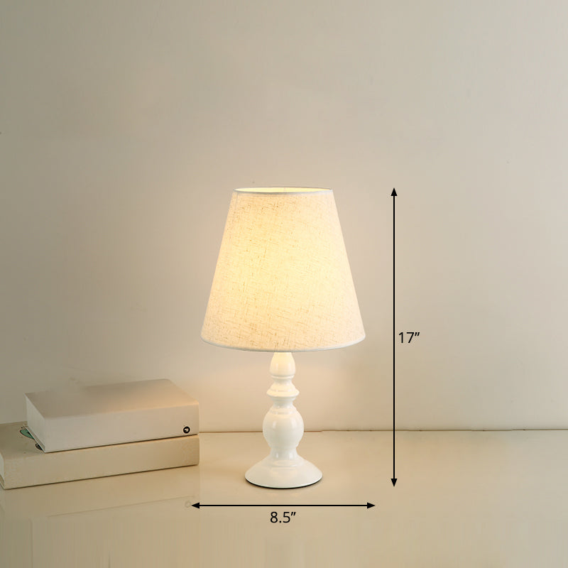 LuxeBeam – Minimalistisk sengelampe med konisk skærm