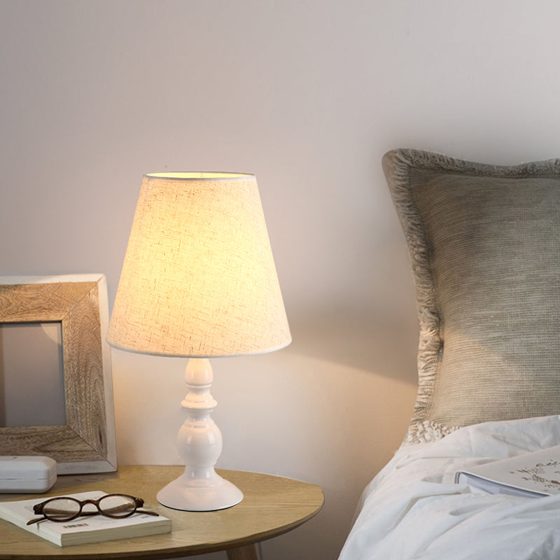 LuxeBeam – Minimalistisk sengelampe med konisk skærm